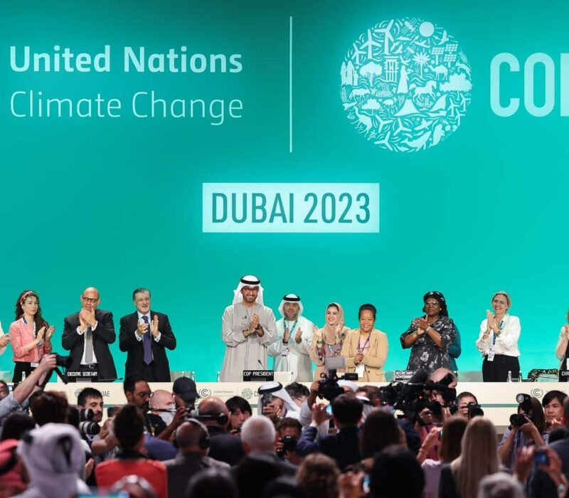 Das Foto zeigt Dr. Sultan Al Jaber, Präsident der COP28, und andere Teilnehmer auf der Bühne während des Abschlussplenums der UN-Klimakonferenz COP28 in der Expo City Dubai am 13. Dezember 2023 in Dubai, Vereinigte Arabische Emirate. Foto: UN Climate Change/ COP28/ Christopher Pike