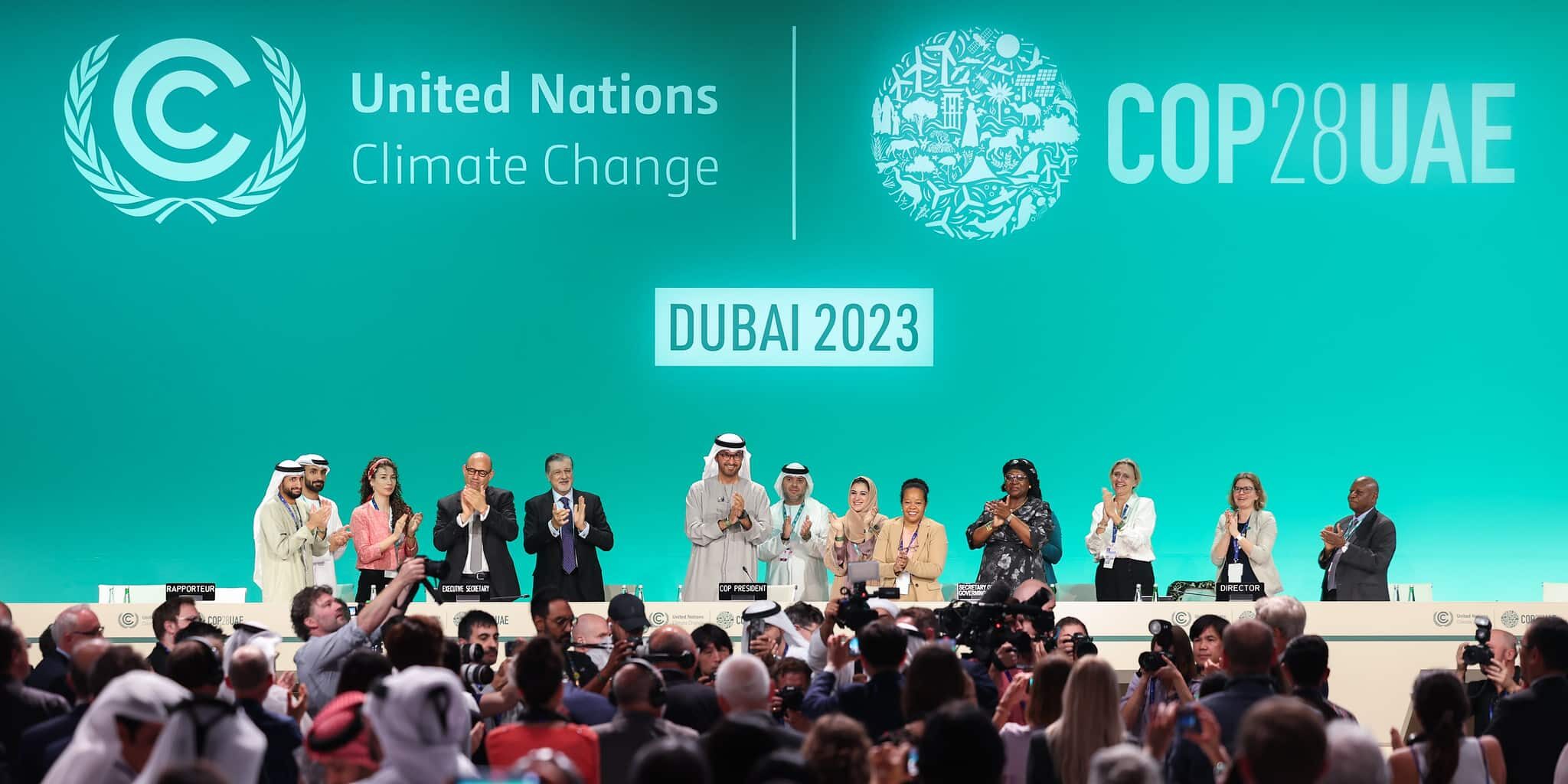 Das Foto zeigt Dr. Sultan Al Jaber, Präsident der COP28, und andere Teilnehmer auf der Bühne während des Abschlussplenums der UN-Klimakonferenz COP28 in der Expo City Dubai am 13. Dezember 2023 in Dubai, Vereinigte Arabische Emirate. Foto: UN Climate Change/ COP28/ Christopher Pike